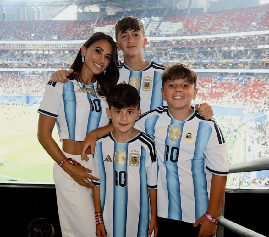 Cả thế giới tung h&ocirc; Messi, c&ograve;n b&agrave; x&atilde; "thanh mai tr&uacute;c m&atilde;" - Antonella lại g&acirc;y sốt kh&aacute;n đ&agrave;i World Cup với v&ograve;ng eo săn chắc, visual trẻ đẹp kh&oacute; tin- Ảnh 5.