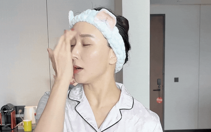 B&oacute;c trần b&iacute; thuật trẻ m&atilde;i kh&ocirc;ng gi&agrave; của "ph&uacute; b&agrave;" Hồ Tịnh: Chỉ cần 3 ph&uacute;t mỗi s&aacute;ng để thăng dương kh&iacute;, da dẻ hồng h&agrave;o- Ảnh 4.