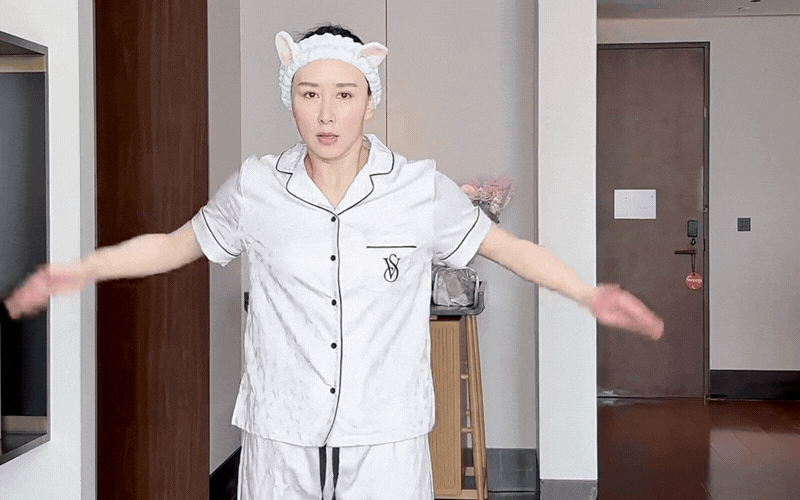 B&oacute;c trần b&iacute; thuật trẻ m&atilde;i kh&ocirc;ng gi&agrave; của "ph&uacute; b&agrave;" Hồ Tịnh: Chỉ cần 3 ph&uacute;t mỗi s&aacute;ng để thăng dương kh&iacute;, da dẻ hồng h&agrave;o- Ảnh 13.