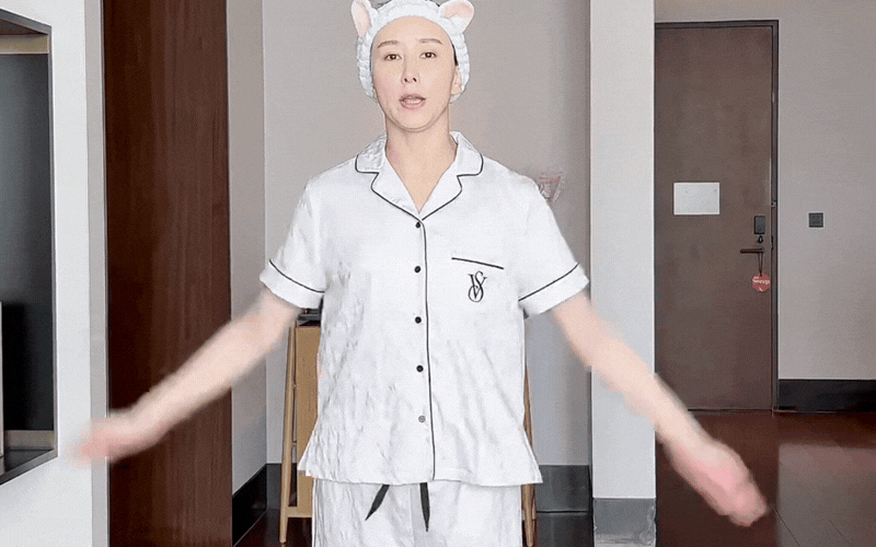B&oacute;c trần b&iacute; thuật trẻ m&atilde;i kh&ocirc;ng gi&agrave; của "ph&uacute; b&agrave;" Hồ Tịnh: Chỉ cần 3 ph&uacute;t mỗi s&aacute;ng để thăng dương kh&iacute;, da dẻ hồng h&agrave;o- Ảnh 15.