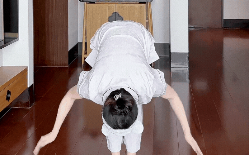 B&oacute;c trần b&iacute; thuật trẻ m&atilde;i kh&ocirc;ng gi&agrave; của "ph&uacute; b&agrave;" Hồ Tịnh: Chỉ cần 3 ph&uacute;t mỗi s&aacute;ng để thăng dương kh&iacute;, da dẻ hồng h&agrave;o- Ảnh 16.