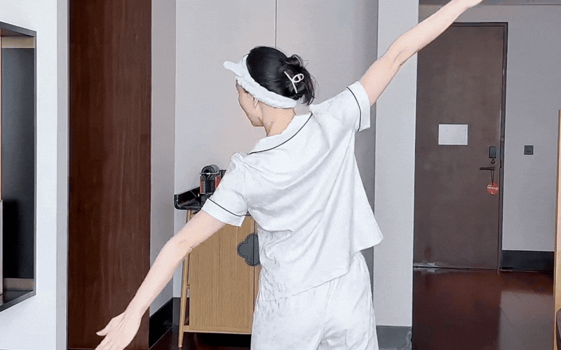 B&oacute;c trần b&iacute; thuật trẻ m&atilde;i kh&ocirc;ng gi&agrave; của "ph&uacute; b&agrave;" Hồ Tịnh: Chỉ cần 3 ph&uacute;t mỗi s&aacute;ng để thăng dương kh&iacute;, da dẻ hồng h&agrave;o- Ảnh 20.