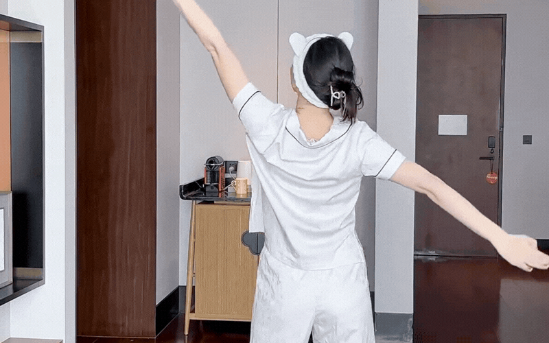 B&oacute;c trần b&iacute; thuật trẻ m&atilde;i kh&ocirc;ng gi&agrave; của "ph&uacute; b&agrave;" Hồ Tịnh: Chỉ cần 3 ph&uacute;t mỗi s&aacute;ng để thăng dương kh&iacute;, da dẻ hồng h&agrave;o- Ảnh 22.