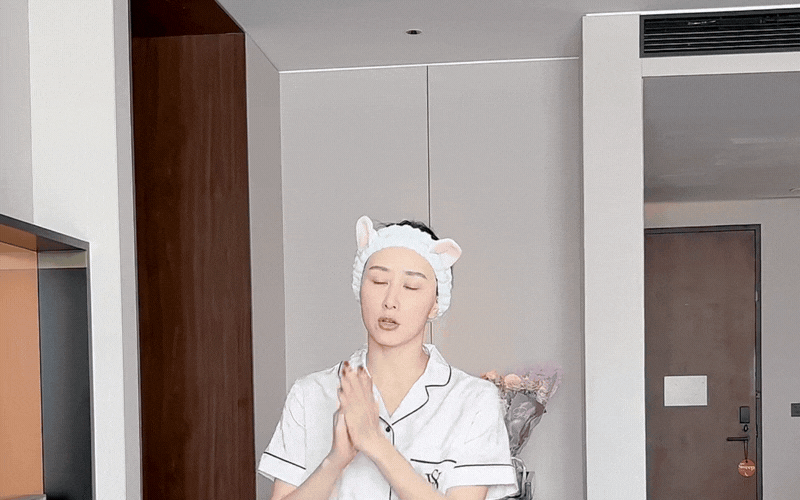 B&oacute;c trần b&iacute; thuật trẻ m&atilde;i kh&ocirc;ng gi&agrave; của "ph&uacute; b&agrave;" Hồ Tịnh: Chỉ cần 3 ph&uacute;t mỗi s&aacute;ng để thăng dương kh&iacute;, da dẻ hồng h&agrave;o- Ảnh 6.