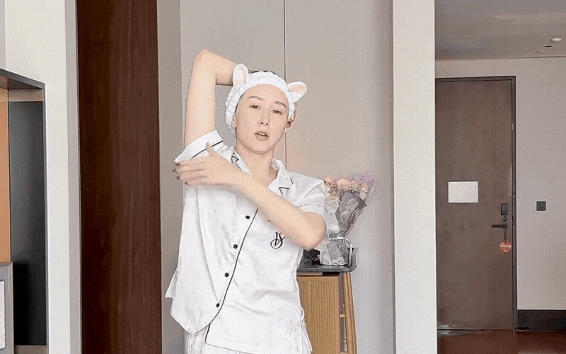 B&oacute;c trần b&iacute; thuật trẻ m&atilde;i kh&ocirc;ng gi&agrave; của "ph&uacute; b&agrave;" Hồ Tịnh: Chỉ cần 3 ph&uacute;t mỗi s&aacute;ng để thăng dương kh&iacute;, da dẻ hồng h&agrave;o- Ảnh 10.