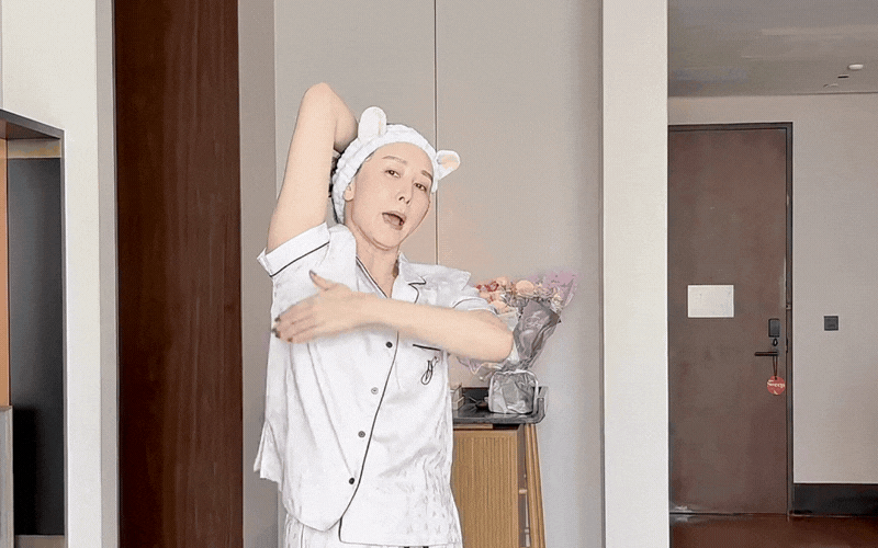 B&oacute;c trần b&iacute; thuật trẻ m&atilde;i kh&ocirc;ng gi&agrave; của "ph&uacute; b&agrave;" Hồ Tịnh: Chỉ cần 3 ph&uacute;t mỗi s&aacute;ng để thăng dương kh&iacute;, da dẻ hồng h&agrave;o- Ảnh 11.