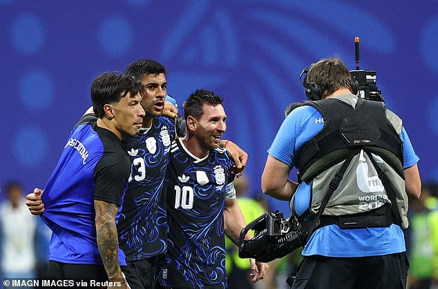 Huyền thoại b&oacute;ng đ&aacute; Anh tiếp tục "khẩu chiến" dữ dội với cầu thủ Argentina: "Họ thắng l&agrave; nhờ c&oacute; Messi g&aacute;nh c&ograve;ng lưng th&ocirc;i"- Ảnh 1.