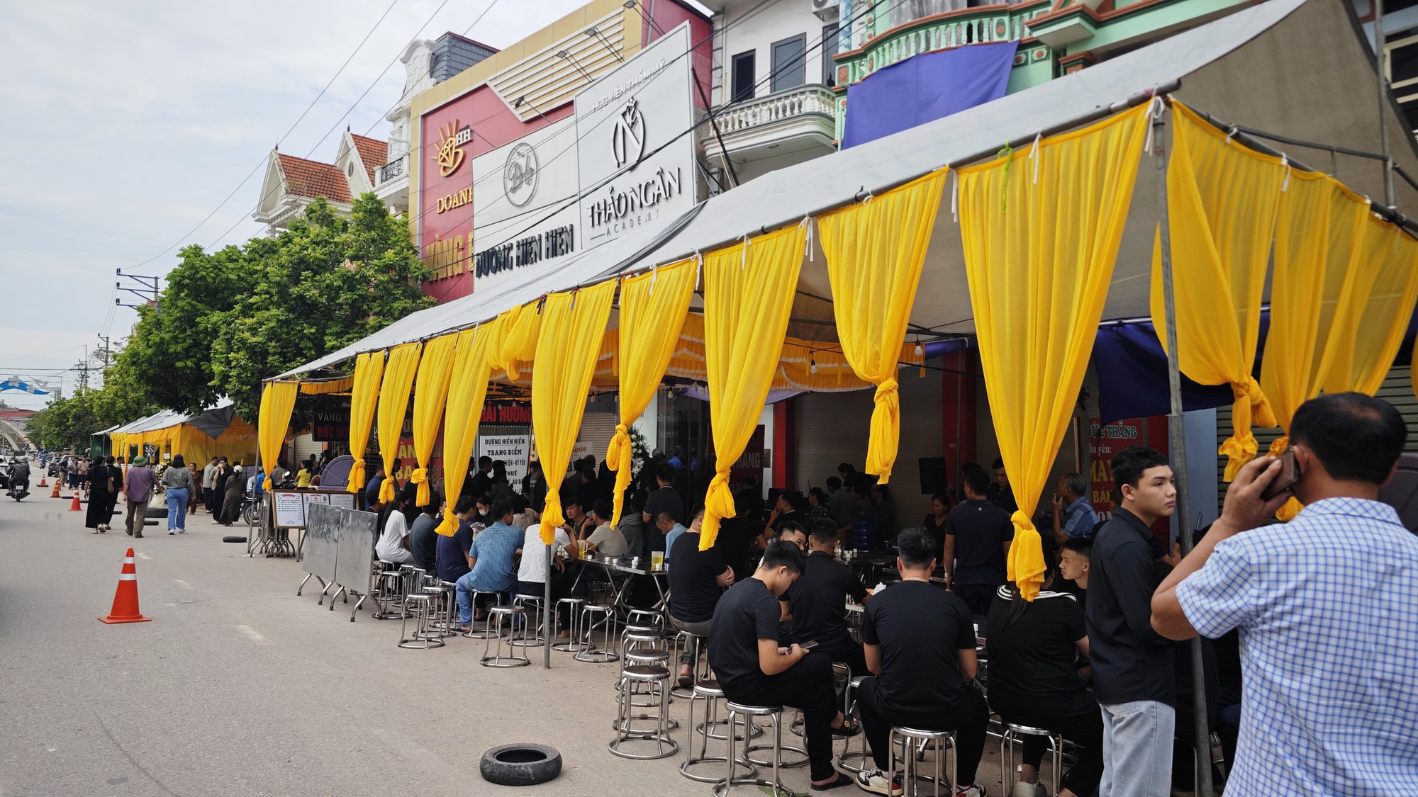 Xót xa 4 đám tang trên một con phố ở Thái Nguyên sau vụ tai nạn xe khách: "Toàn các cháu nhỏ, thương lắm..." - Ảnh 2.