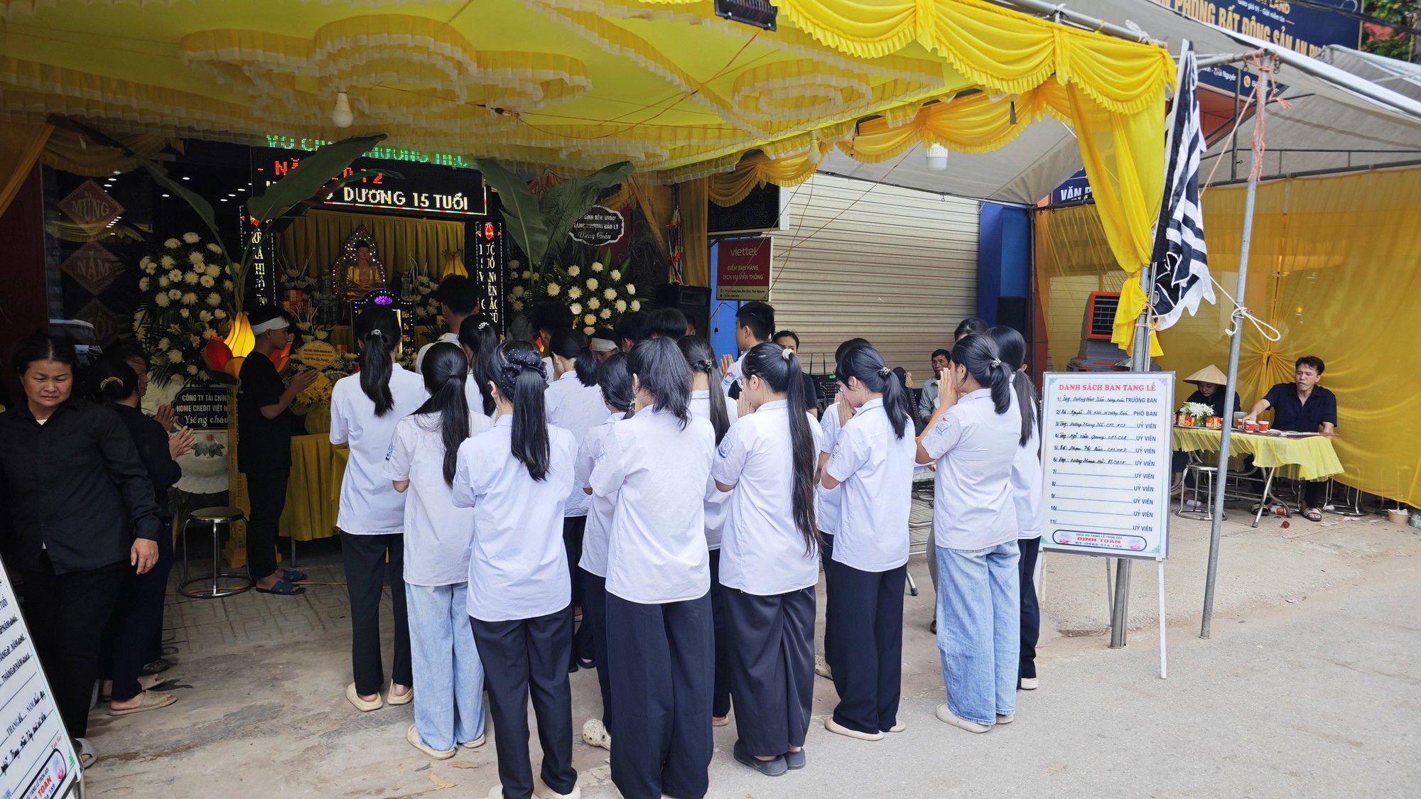 Xót xa 4 đám tang trên một con phố ở Thái Nguyên sau vụ tai nạn xe khách: "Toàn các cháu nhỏ, thương lắm..." - Ảnh 6.