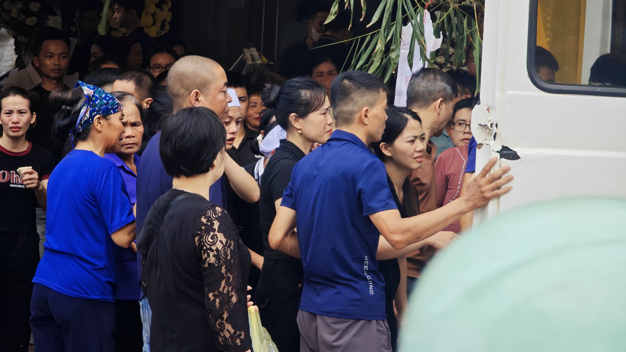 Xót xa 4 đám tang trên một con phố ở Thái Nguyên sau vụ tai nạn xe khách: "Toàn các cháu nhỏ, thương lắm..."- Ảnh 3.