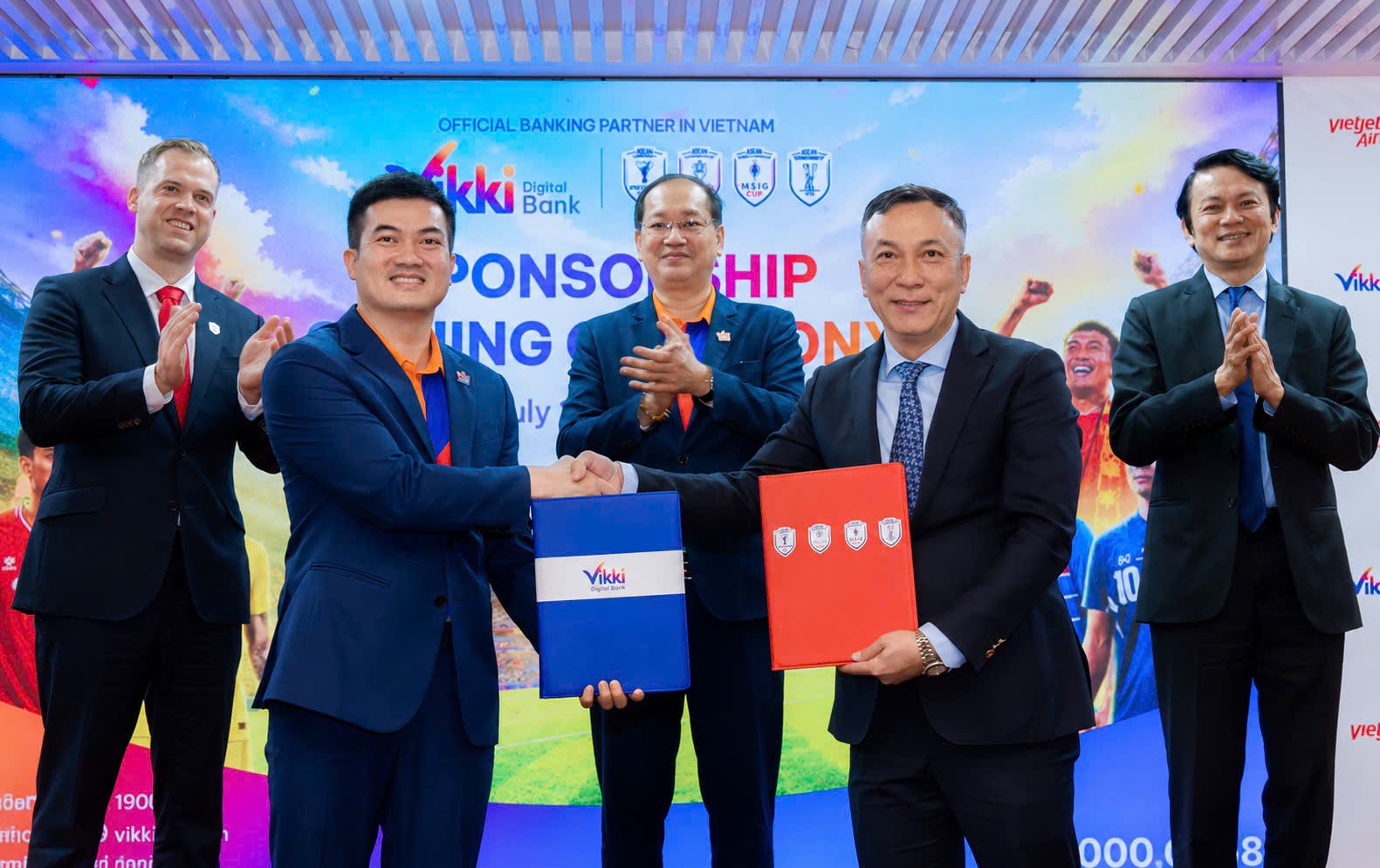 Vikki Digital Bank mang trải nghiệm t&agrave;i ch&iacute;nh số đến gần hơn với người h&acirc;m mộ b&oacute;ng đ&aacute; - Ảnh 1.