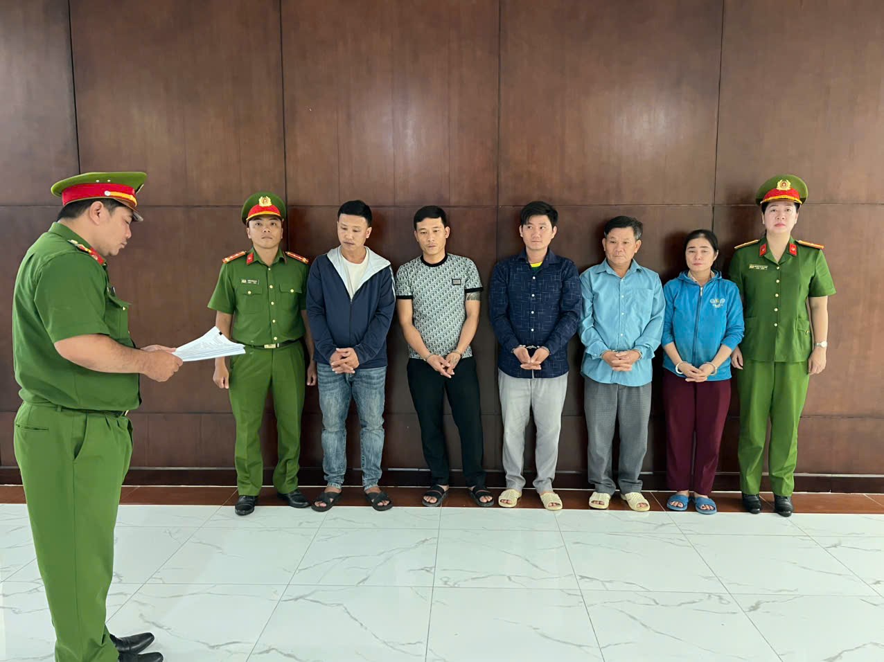 C&ocirc;ng an ập v&agrave;o kiểm tra, kh&aacute;m x&eacute;t l&uacute;c 10 s&aacute;ng, bắt tạm giam quản l&yacute; Phạm Thị Phương SN 1978- Ảnh 1.