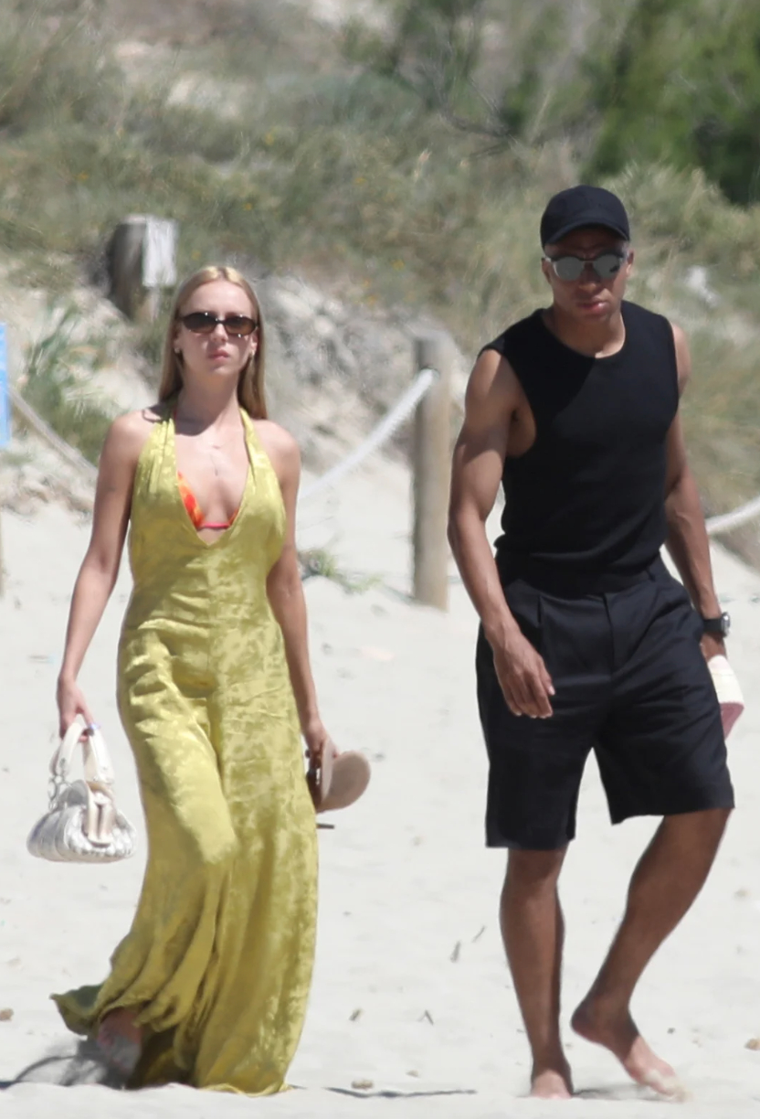 Bạn g&aacute;i Mbapp&eacute; l&agrave; ai m&agrave; khiến cả l&agrave;ng mốt "săn đ&oacute;n": Đẹp th&ocirc;i chưa đủ, gu thời trang mới đ&aacute;ng n&oacute;i- Ảnh 3.