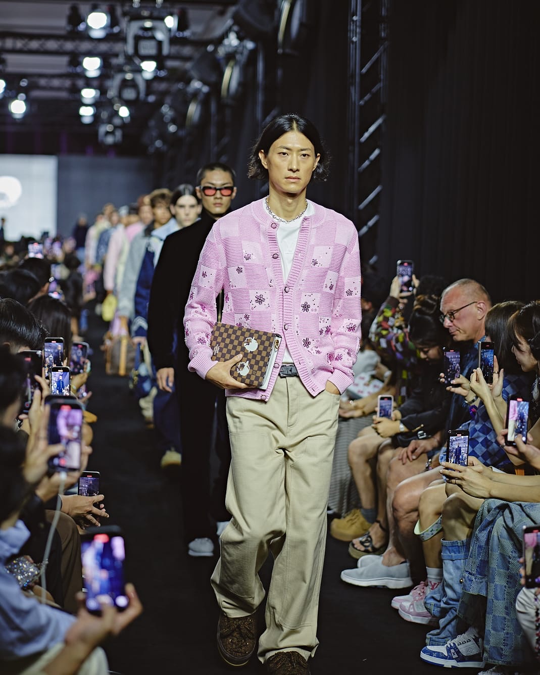 "&Ocirc;ng ch&uacute; văn ph&ograve;ng&rdquo; nặng 90kg lột x&aacute;c th&agrave;nh model mở m&agrave;n cho Louis Vuitton khiến hơn 4 triệu người phải nể- Ảnh 9.