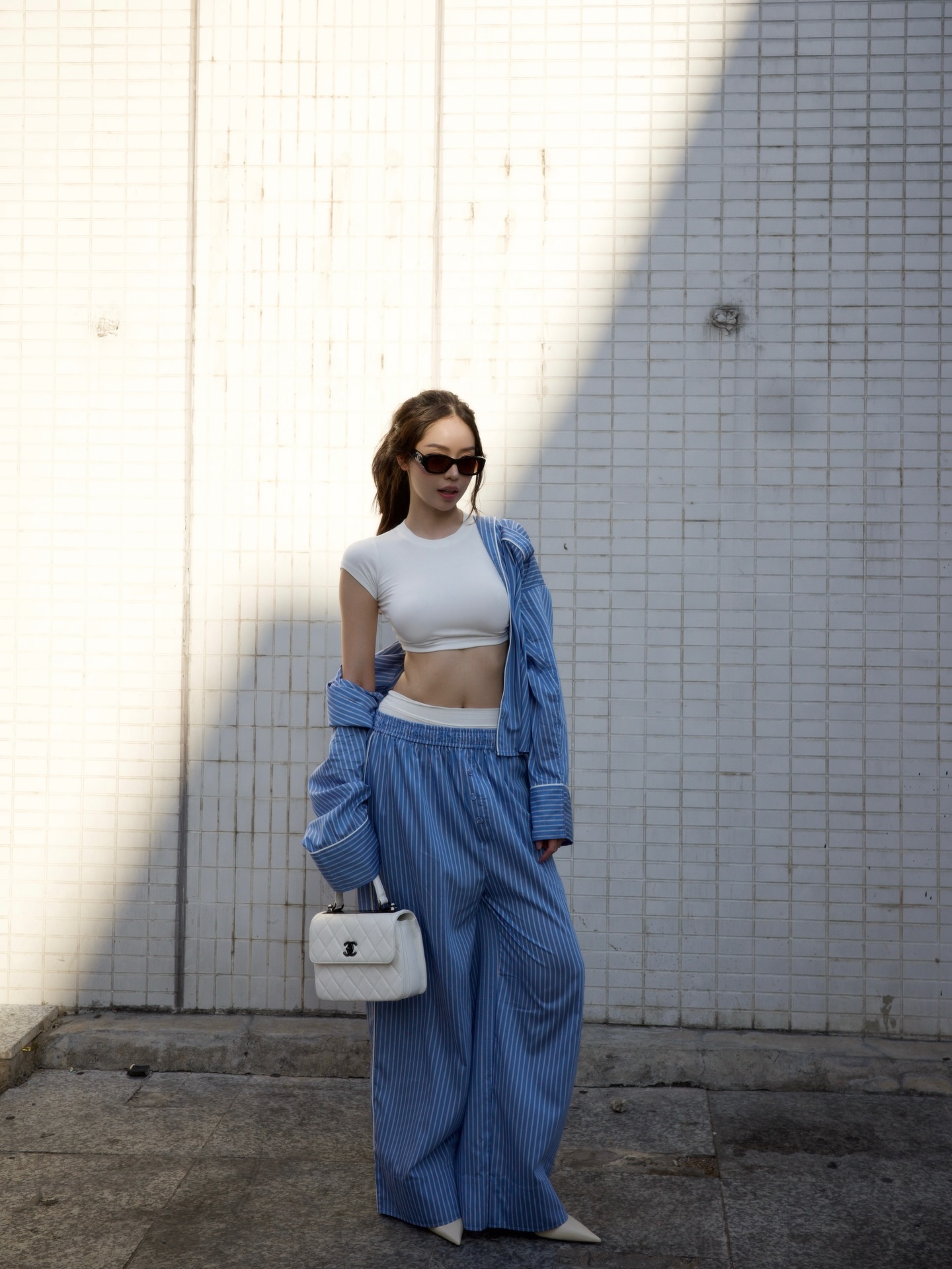 Mỹ nh&acirc;n đứng y&ecirc;n cũng tỏa h&agrave;o quang nữ ch&iacute;nh: C&oacute; biệt t&agrave;i khiến outfit basic h&oacute;a "đắt tiền"- Ảnh 6.