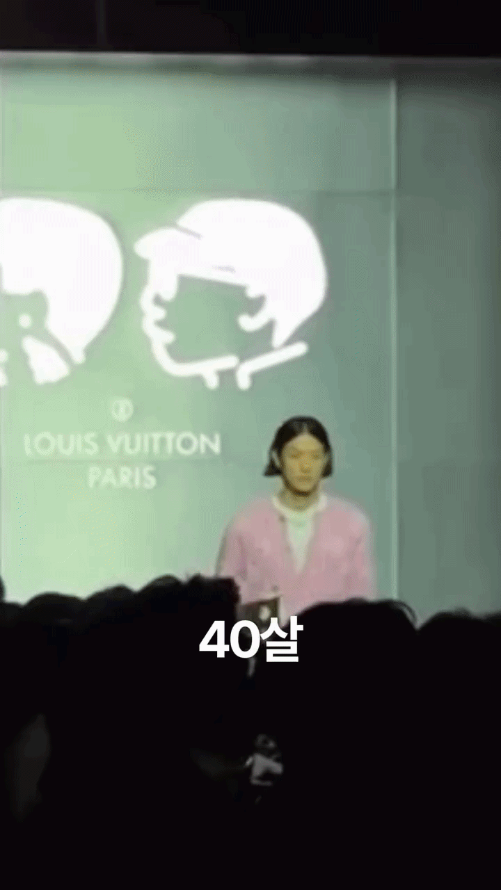 "&Ocirc;ng ch&uacute; văn ph&ograve;ng&rdquo; nặng 90kg lột x&aacute;c th&agrave;nh model mở m&agrave;n cho Louis Vuitton khiến hơn 4 triệu người phải nể- Ảnh 6.
