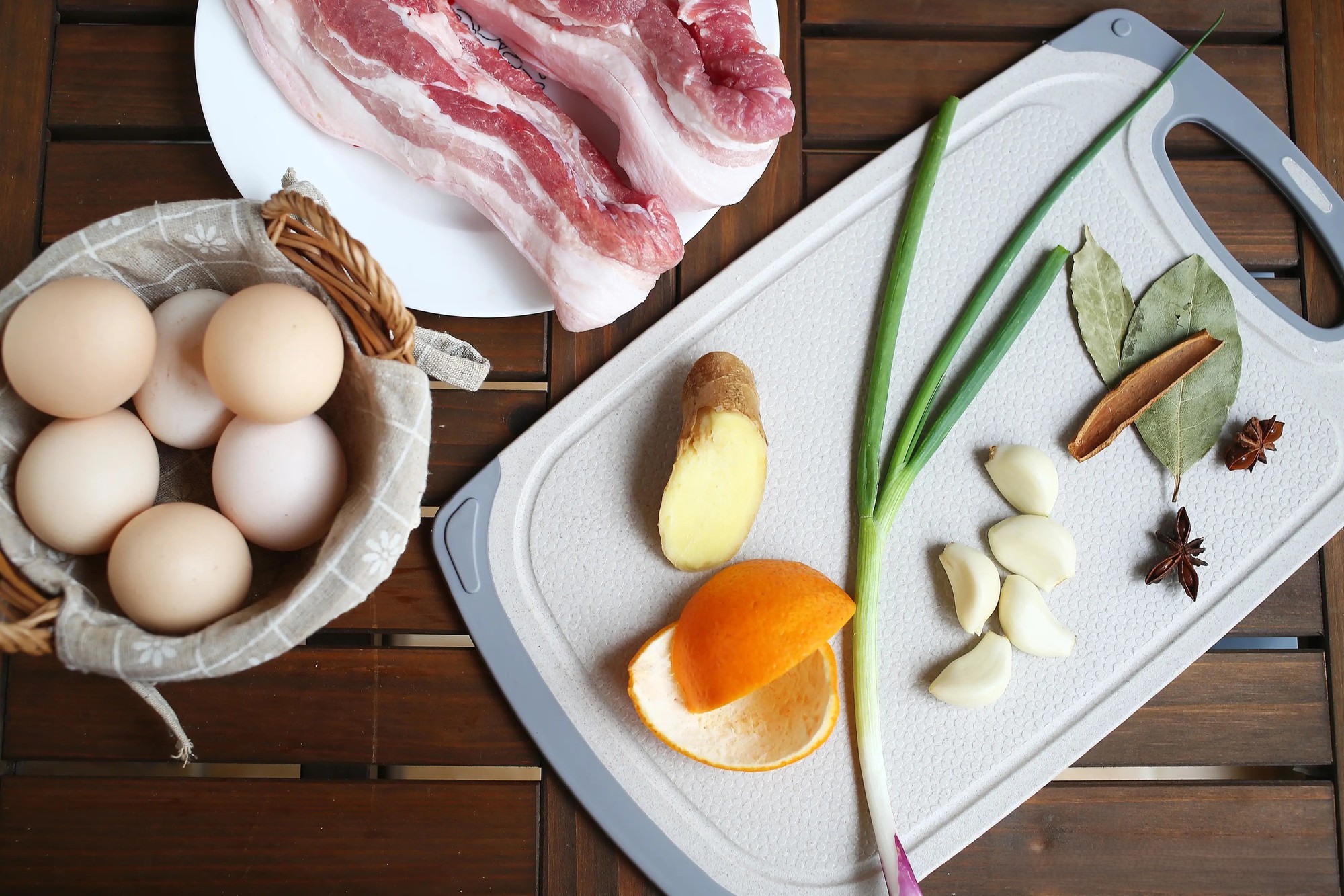 Thịt ba chỉ đừng kho t&agrave;u hay đem chi&ecirc;n nướng nữa, nấu thế n&agrave;y v&agrave; th&ecirc;m một bước nhỏ m&agrave; thơm ngon hơn nhiều- Ảnh 2.