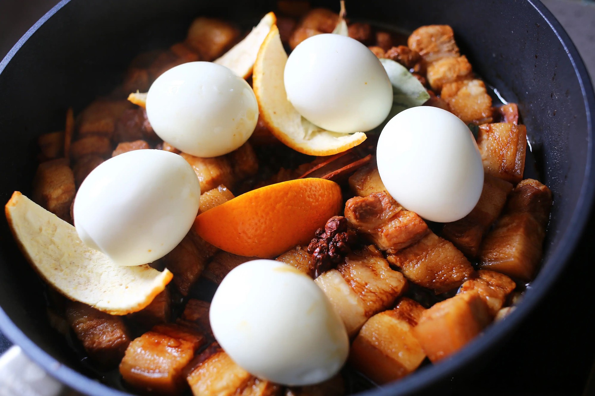 Thịt ba chỉ đừng kho t&agrave;u hay đem chi&ecirc;n nướng nữa, nấu thế n&agrave;y v&agrave; th&ecirc;m một bước nhỏ m&agrave; thơm ngon hơn nhiều- Ảnh 12.