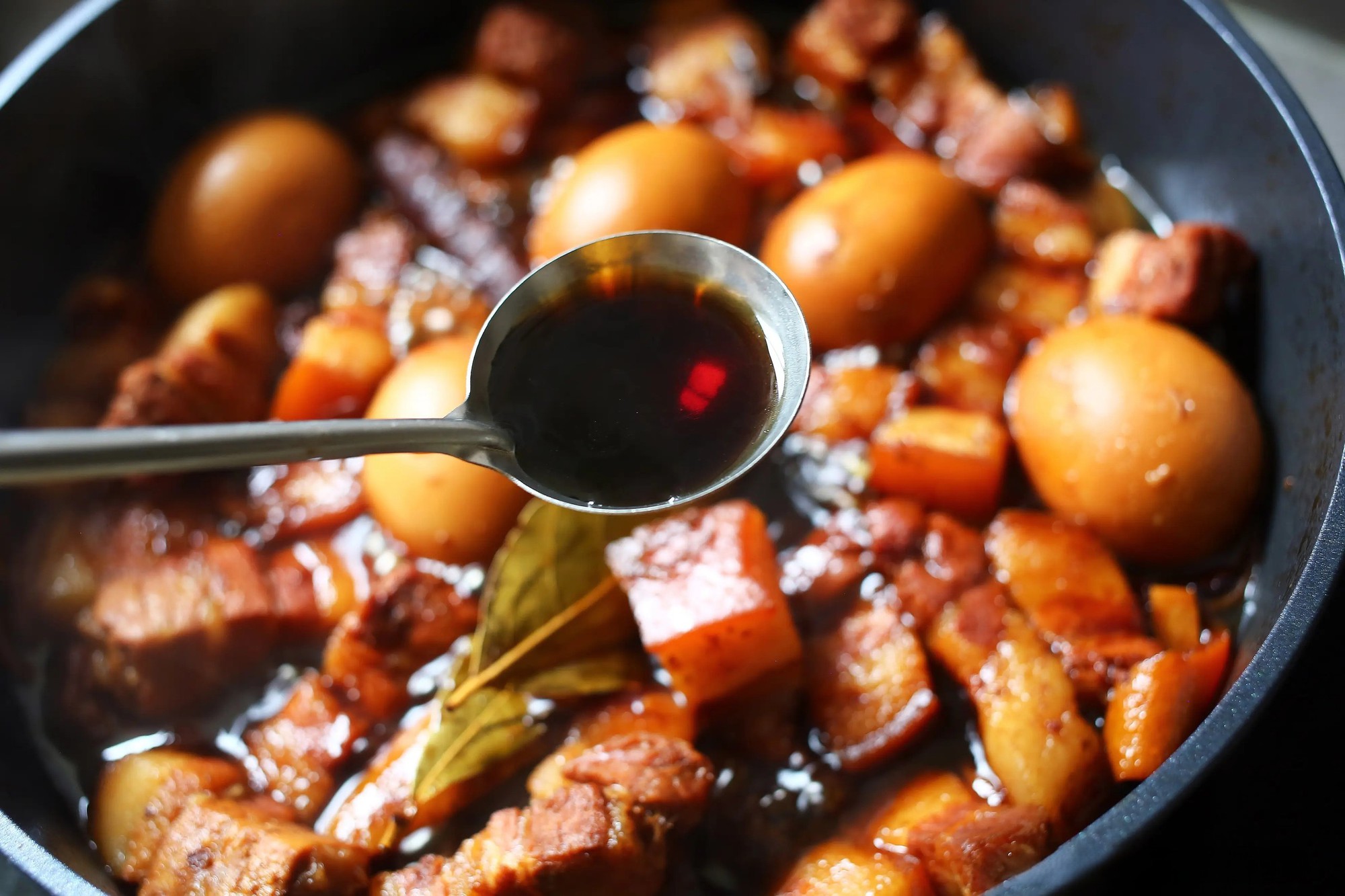Thịt ba chỉ đừng kho t&agrave;u hay đem chi&ecirc;n nướng nữa, nấu thế n&agrave;y v&agrave; th&ecirc;m một bước nhỏ m&agrave; thơm ngon hơn nhiều- Ảnh 15.