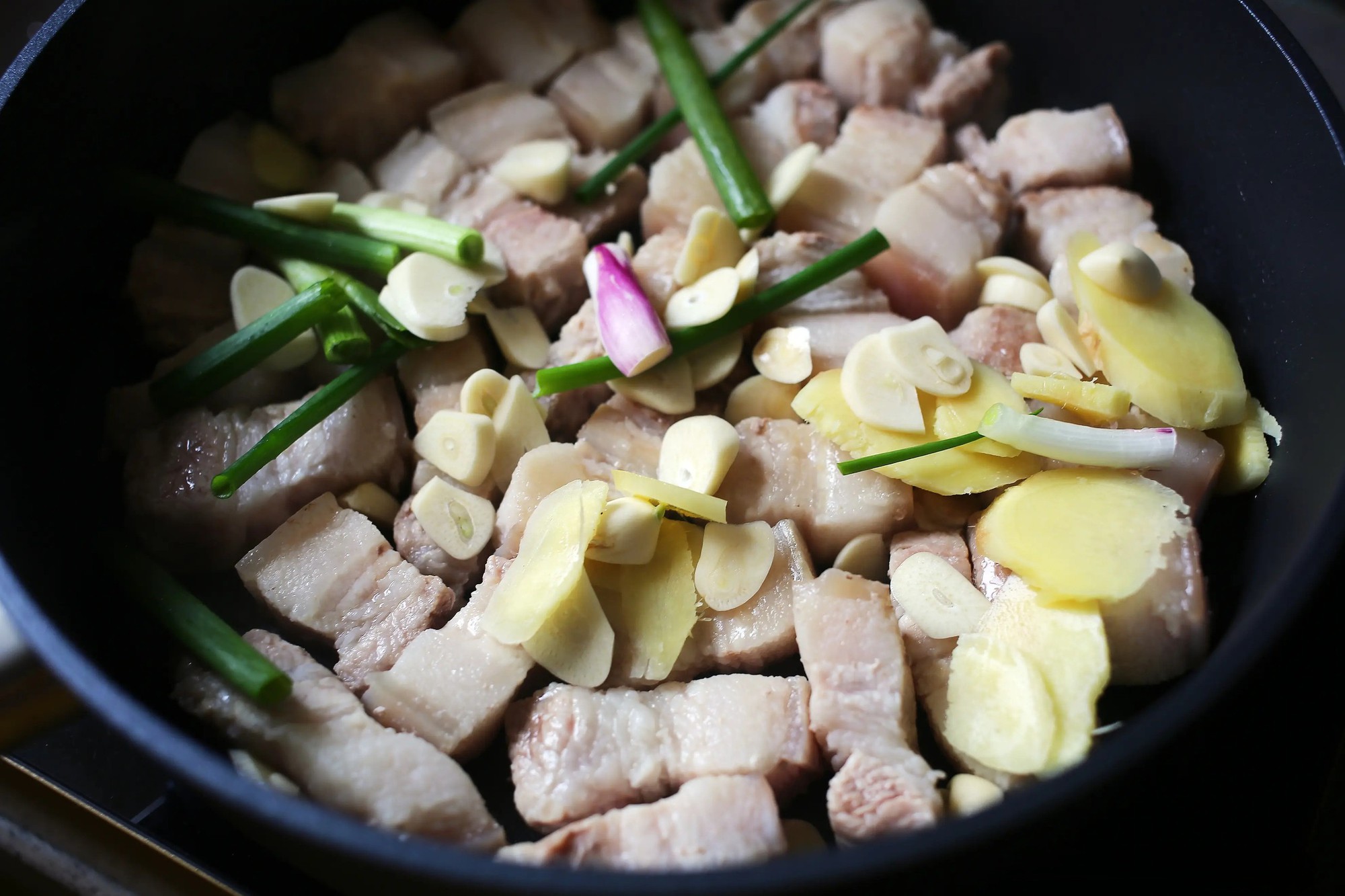 Thịt ba chỉ đừng kho t&agrave;u hay đem chi&ecirc;n nướng nữa, nấu thế n&agrave;y v&agrave; th&ecirc;m một bước nhỏ m&agrave; thơm ngon hơn nhiều- Ảnh 8.