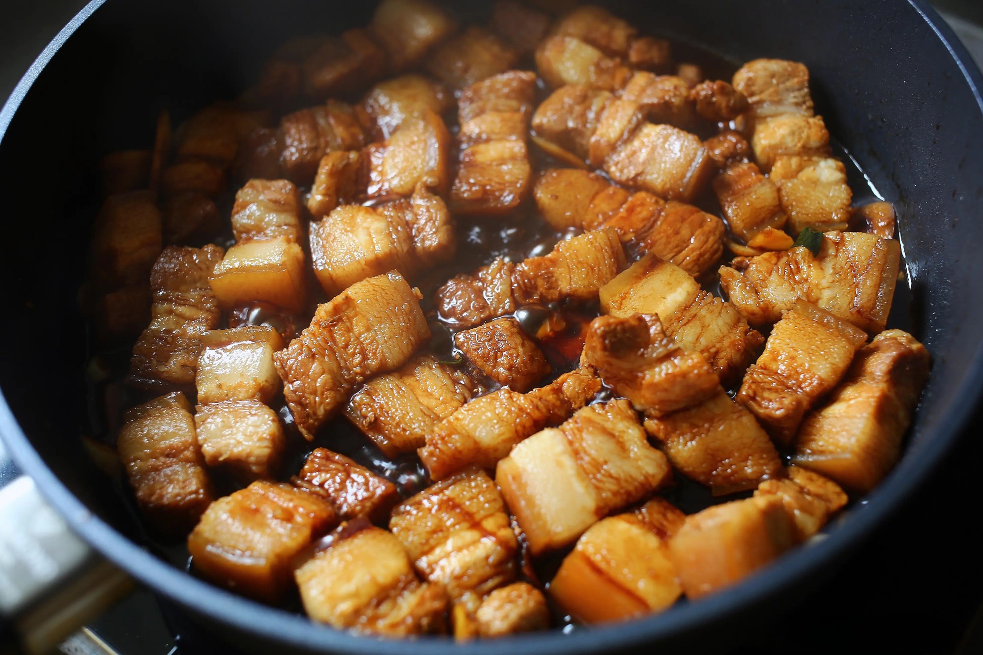 Thịt ba chỉ đừng kho t&agrave;u hay đem chi&ecirc;n nướng nữa, nấu thế n&agrave;y v&agrave; th&ecirc;m một bước nhỏ m&agrave; thơm ngon hơn nhiều- Ảnh 10.