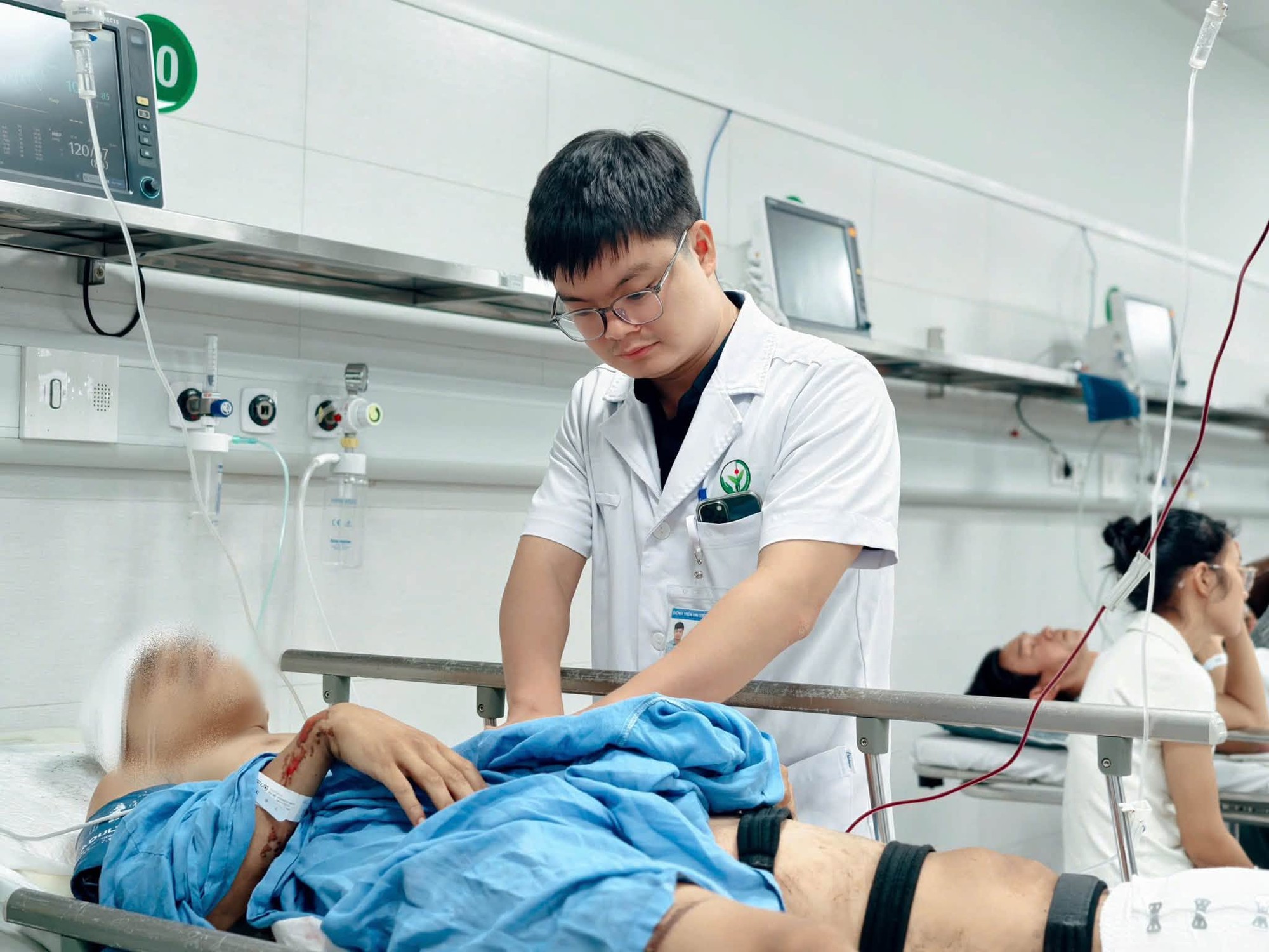 Vụ xe kh&aacute;ch lao khỏi cao tốc ở H&agrave; Nội: Bộ Y tế chỉ đạo khẩn - Ảnh 1.