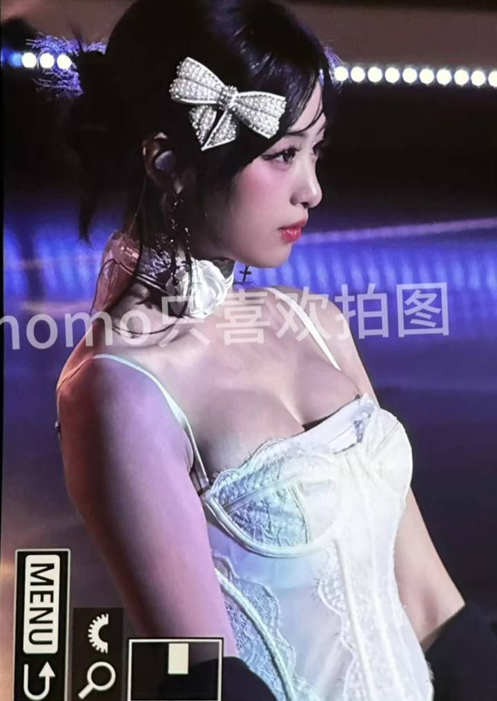C&ocirc;ng ch&uacute;a showbiz mới 19 tuổi bị &ldquo;o &eacute;p&rdquo; v&ograve;ng 1 đến nghẹt thở, c&ocirc;ng ty quản l&yacute; hứng trọn chỉ tr&iacute;ch- Ảnh 5.