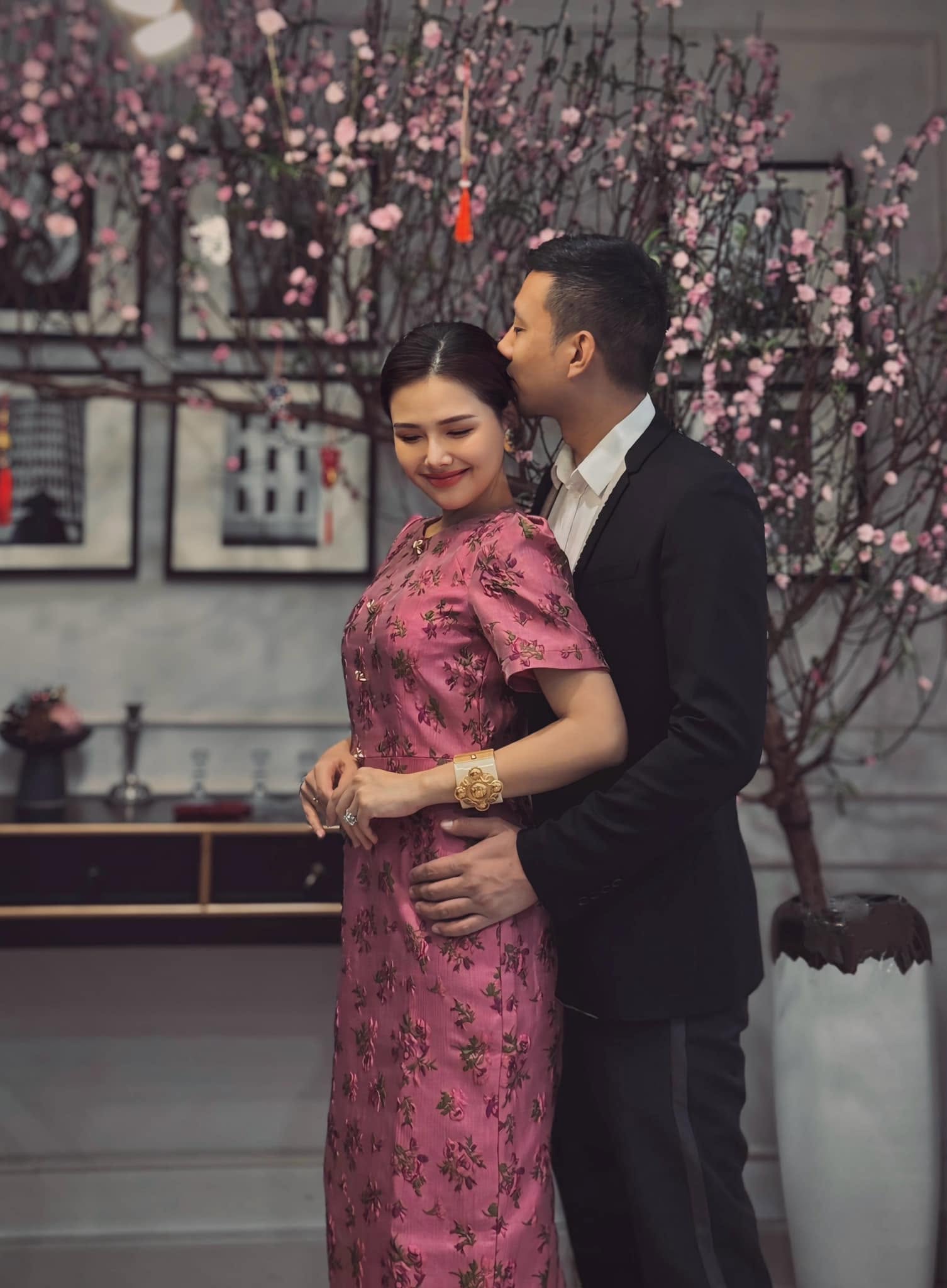 Mỹ nh&acirc;n Việt cưới TGĐ khu nghỉ dưỡng phức hợp Đ&agrave; Nẵng: Kh&ocirc;ng nhận tiền mừng, diện mạo ch&uacute; rể "k&iacute;n như bưng"- Ảnh 12.