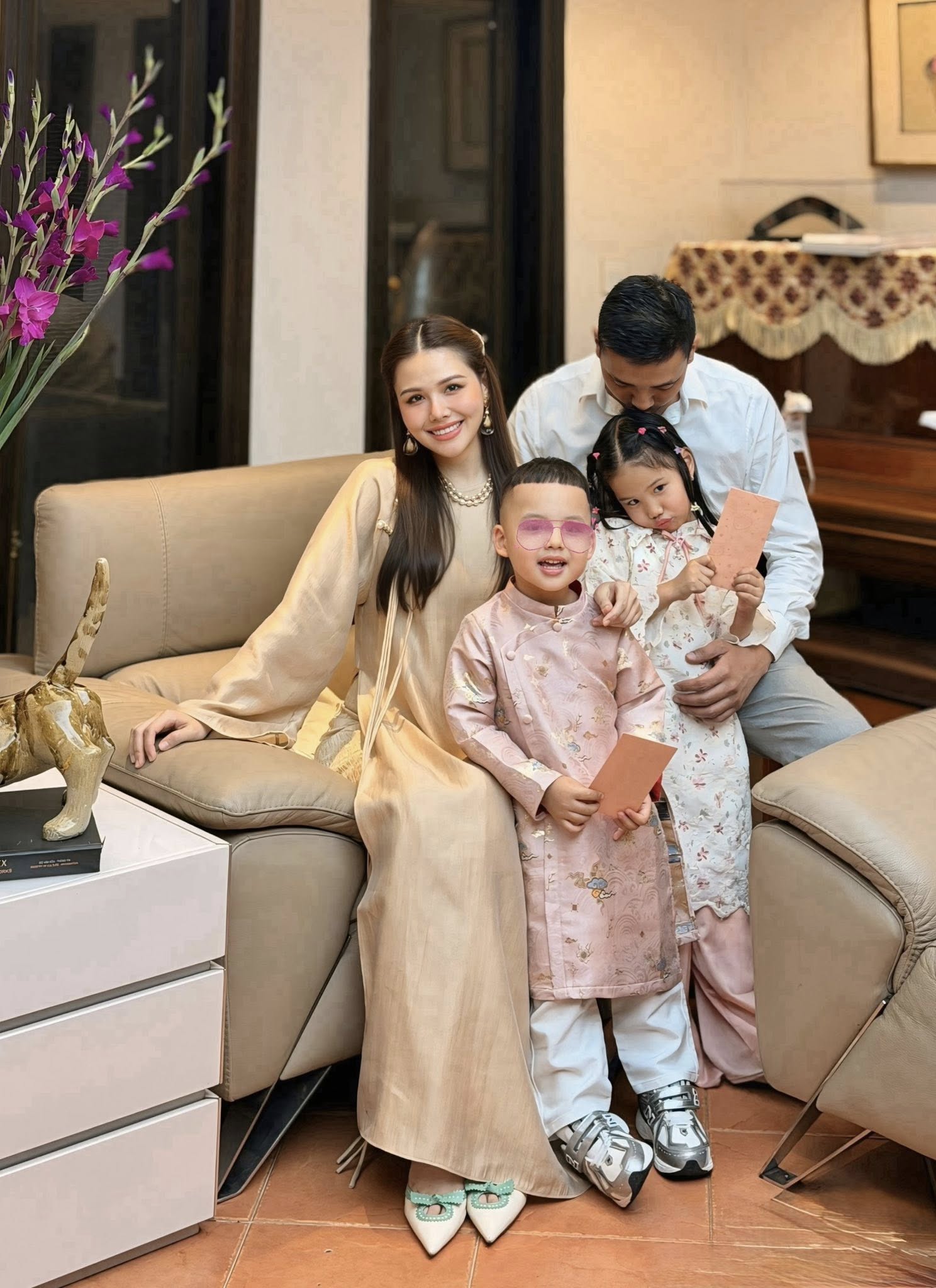 Mỹ nh&acirc;n Việt cưới TGĐ khu nghỉ dưỡng phức hợp Đ&agrave; Nẵng: Kh&ocirc;ng nhận tiền mừng, diện mạo ch&uacute; rể "k&iacute;n như bưng"- Ảnh 13.