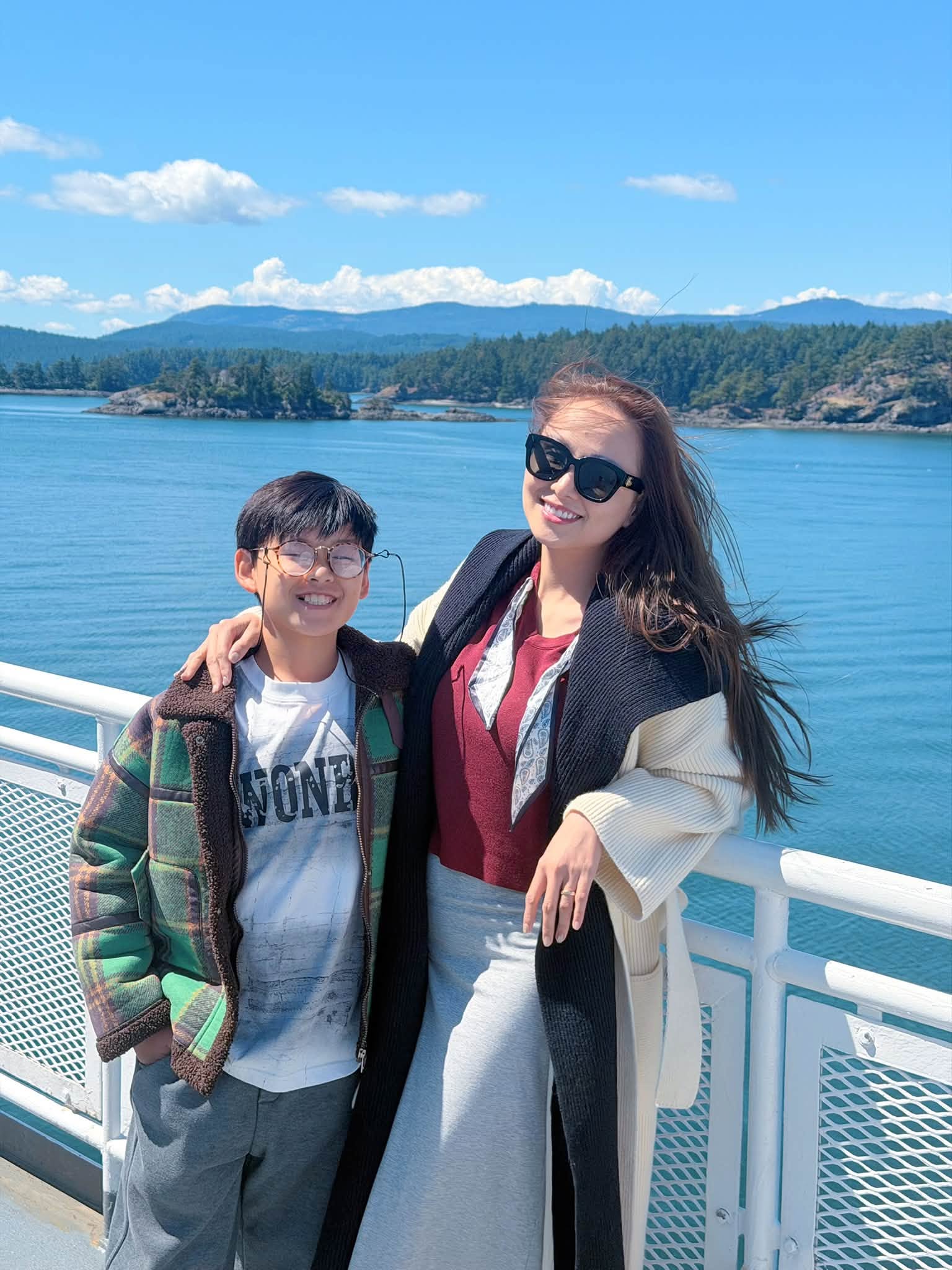 Con trai 11 tuổi của hoa hậu Diễm Hương khu&acirc;n đồ, dọn r&aacute;c, đi b&aacute;n tr&agrave; chanh ở Canada- Ảnh 5.