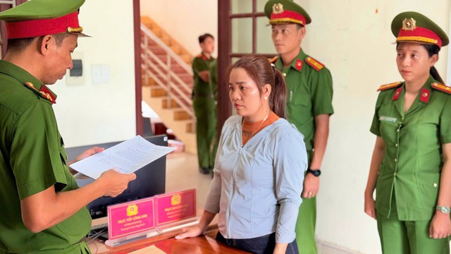 Thi h&agrave;nh lệnh bắt tạm giam người phụ nữ thu mua mủ cao su Ho&agrave;ng Thị L&yacute;- Ảnh 1.