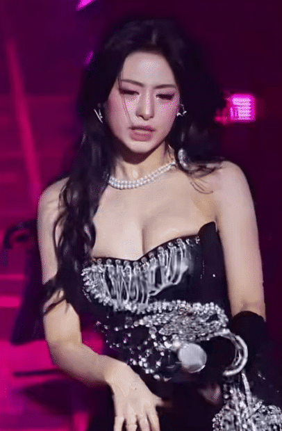 C&ocirc;ng ch&uacute;a showbiz mới 19 tuổi bị &ldquo;o &eacute;p&rdquo; v&ograve;ng 1 đến nghẹt thở, c&ocirc;ng ty quản l&yacute; hứng trọn chỉ tr&iacute;ch- Ảnh 2.