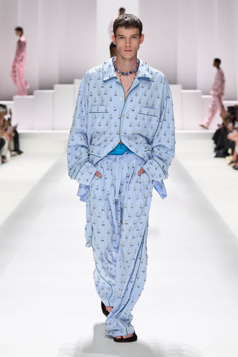 Haaland khi cởi &aacute;o Na Uy: Mặc ba lỗ trắng với pijama kẻ sọc, tưởng b&aacute;c trai Việt Nam n&agrave;o kh&ocirc;ng đ&oacute;- Ảnh 5.