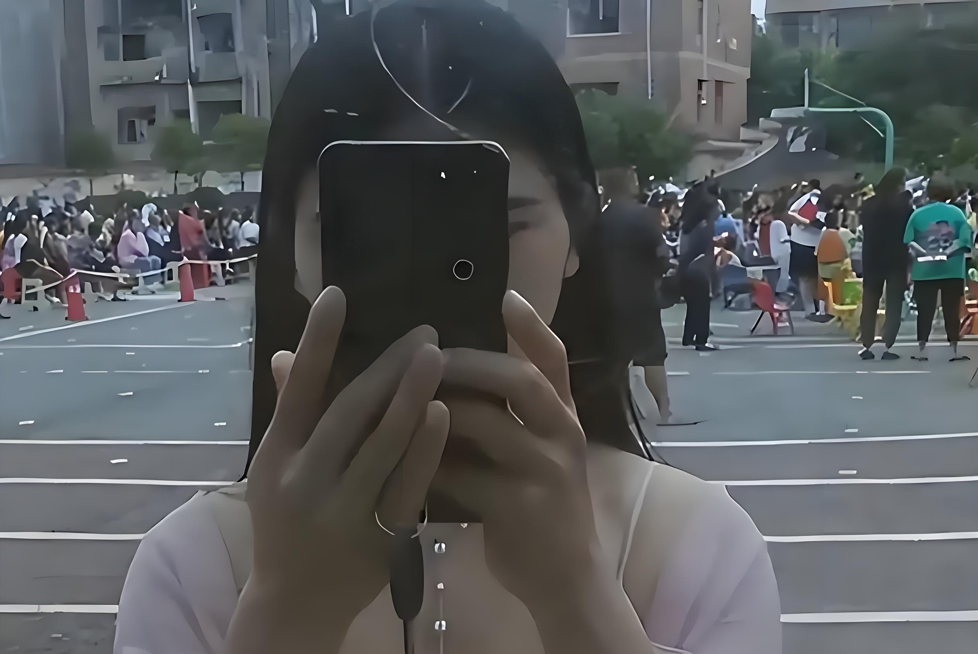 Chỉ v&igrave; 8 video "l&ecirc;n đồ" đi họp phụ huynh, một b&agrave; mẹ trẻ bị b&agrave;n t&aacute;n khắp mạng x&atilde; hội - Ảnh 4.