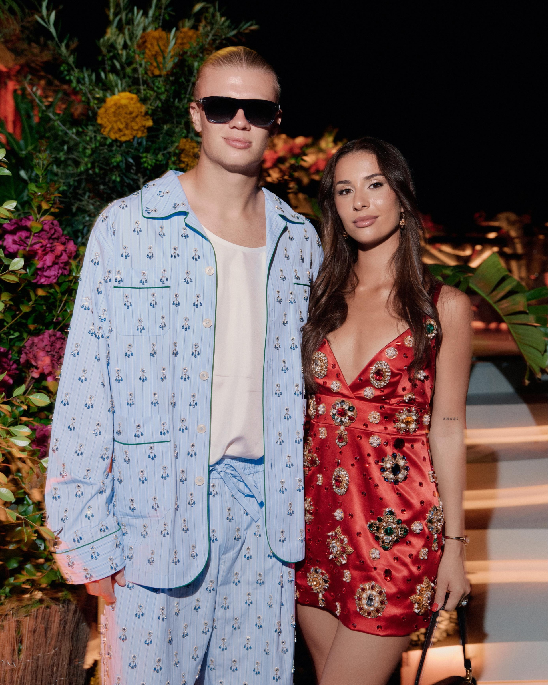 Haaland khi cởi &aacute;o Na Uy: Mặc ba lỗ trắng với pijama kẻ sọc, tưởng b&aacute;c trai Việt Nam n&agrave;o kh&ocirc;ng đ&oacute;- Ảnh 3.