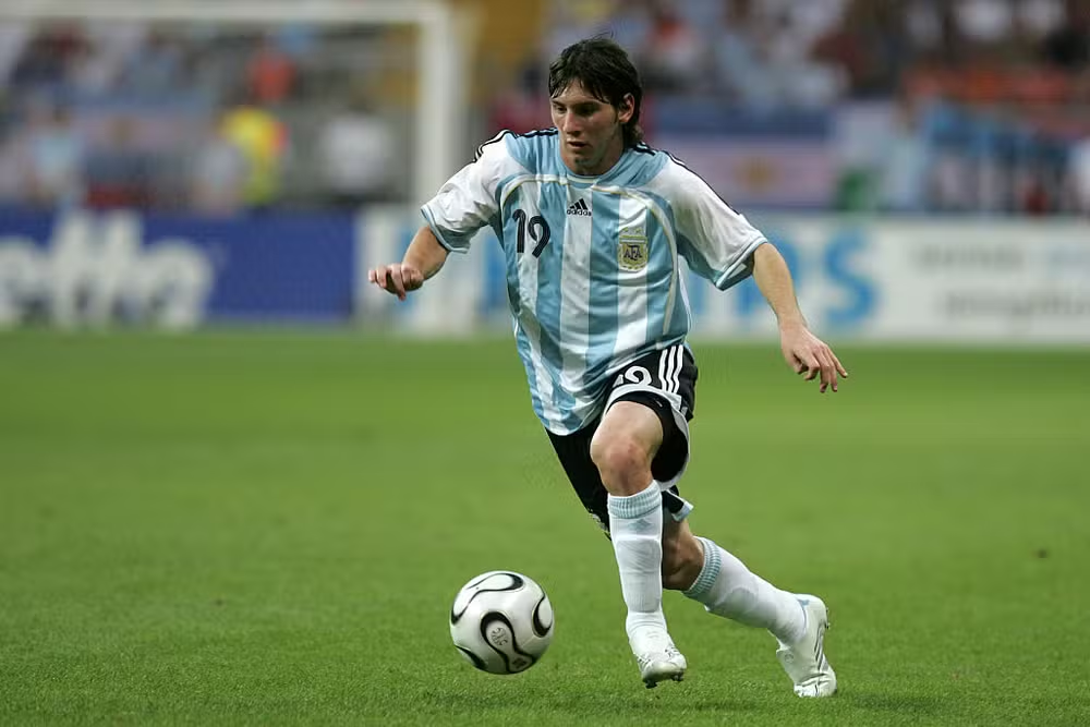 20 năm, 6 kỳ World Cup, từ thần đồng, kẻ thất bại rồi trở thành huyền thoại: Hành trình vĩ đại của Messi trước trận chung kết cuối cùng- Ảnh 1.