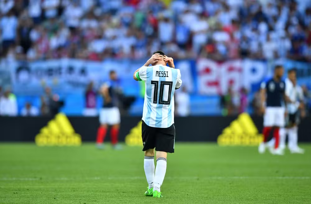 20 năm, 6 kỳ World Cup, từ thần đồng, kẻ thất bại rồi trở thành huyền thoại: Hành trình vĩ đại của Messi trước trận chung kết cuối cùng- Ảnh 4.