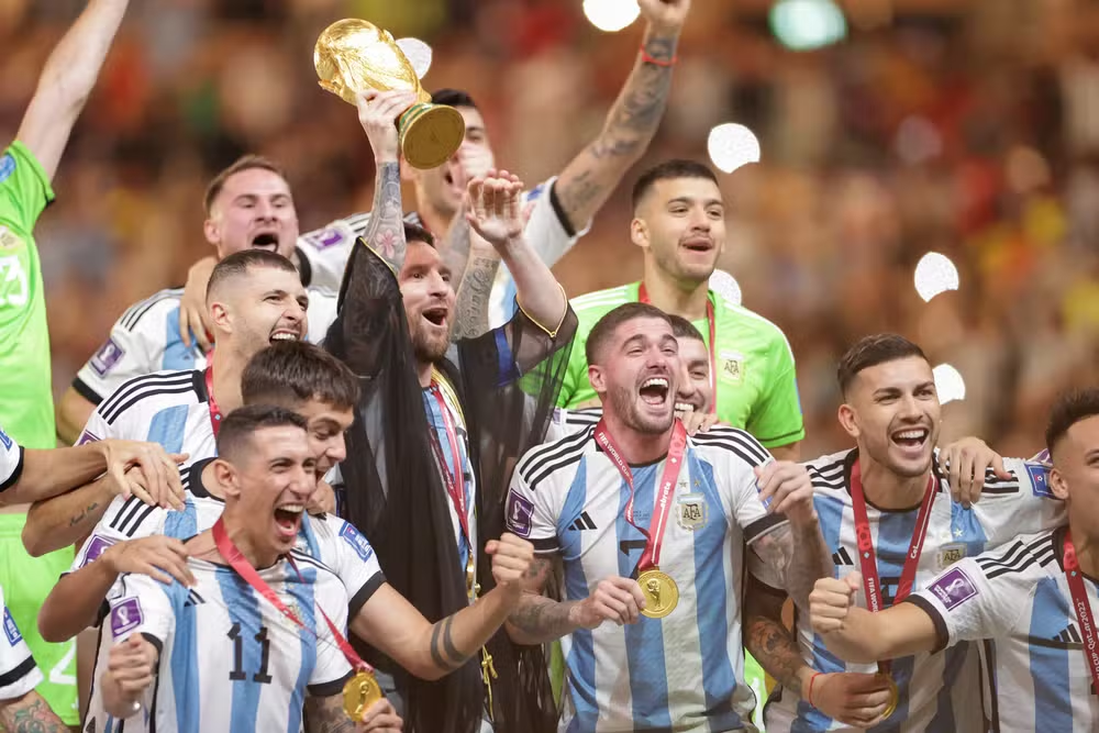20 năm, 6 kỳ World Cup, từ thần đồng, kẻ thất bại rồi trở thành huyền thoại: Hành trình vĩ đại của Messi trước trận chung kết cuối cùng- Ảnh 5.