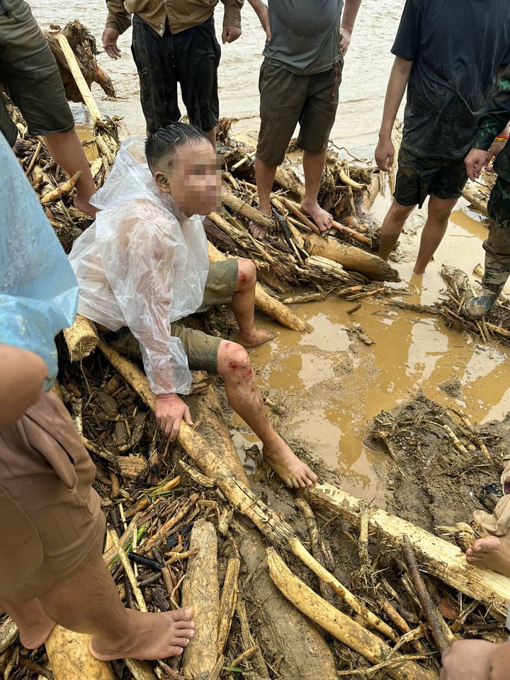 Vừa được cứu khỏi d&ograve;ng lũ, người đ&agrave;n &ocirc;ng thất thần t&igrave;m vợ v&agrave; con mất t&iacute;ch- Ảnh 2.