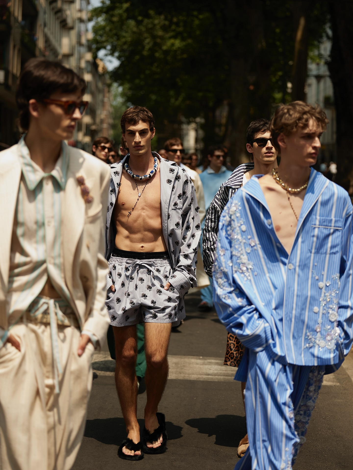 Haaland khi cởi &aacute;o Na Uy: Mặc ba lỗ trắng với pijama kẻ sọc, tưởng b&aacute;c trai Việt Nam n&agrave;o kh&ocirc;ng đ&oacute;- Ảnh 6.