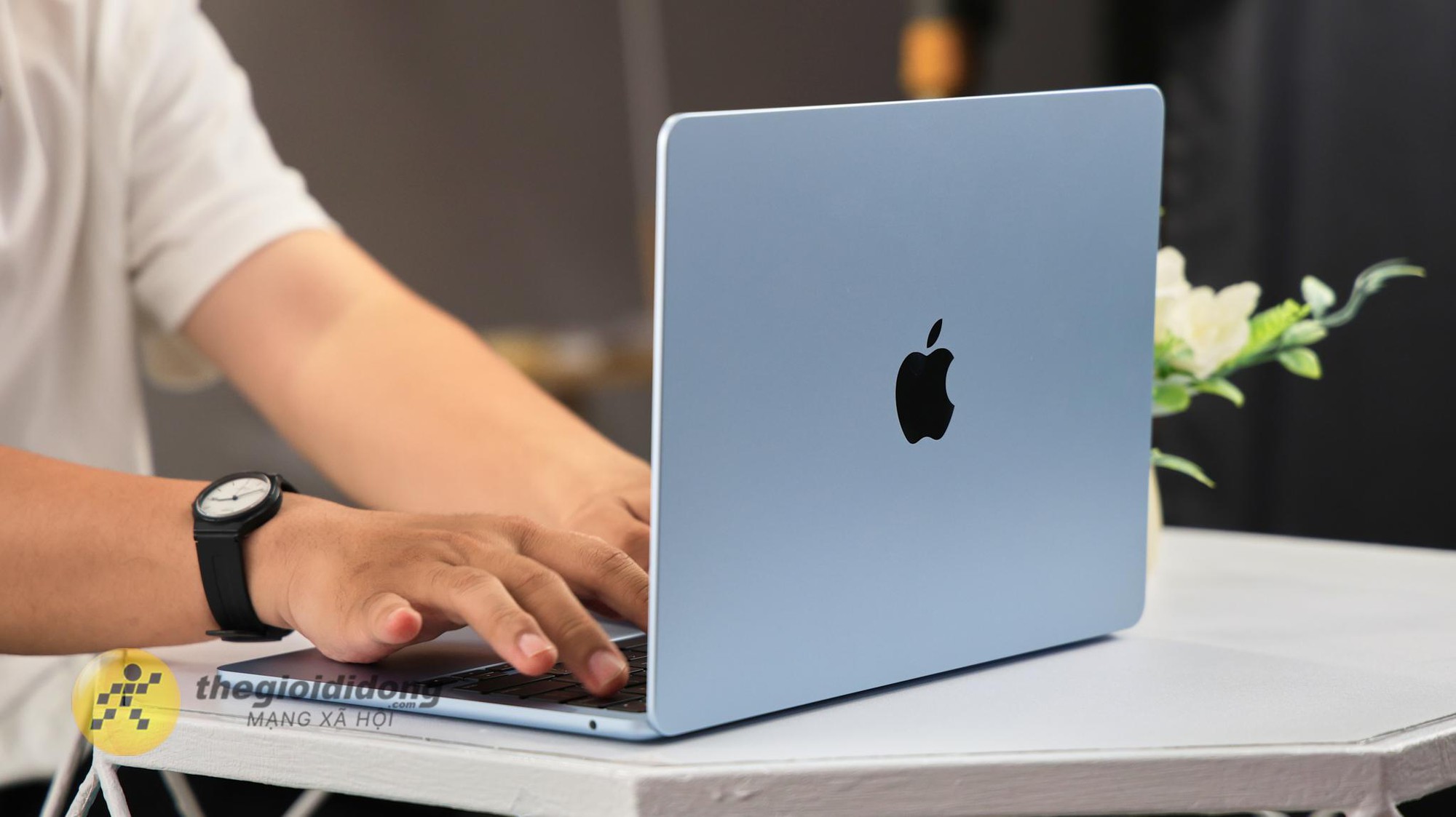 Làm việc cả ngày bằng laptop: Vì sao trải nghiệm mượt và pin lâu có thể quan trọng hơn cấu hình? - Ảnh 2.