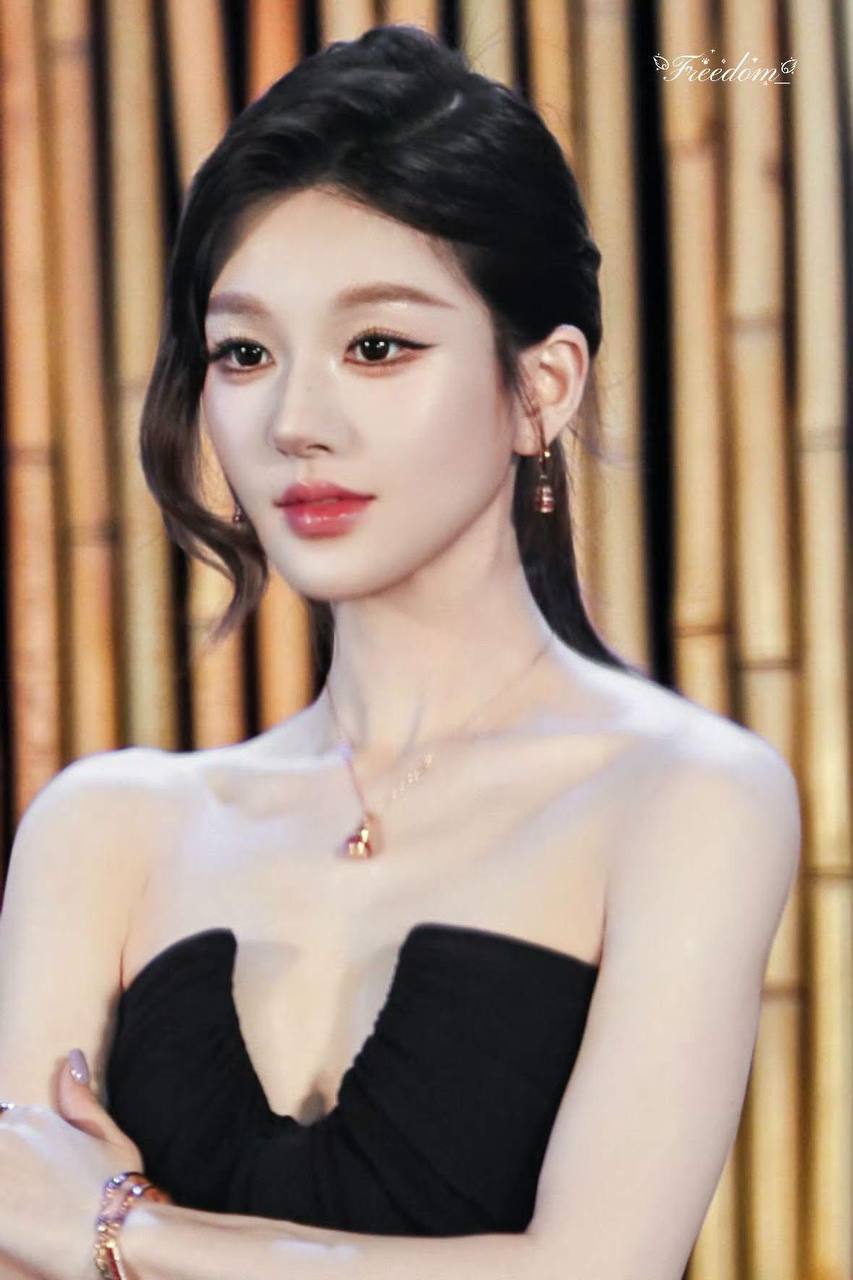 Triệu Lộ Tư ng&agrave;y c&agrave;ng giống hot girl mạng- Ảnh 1.