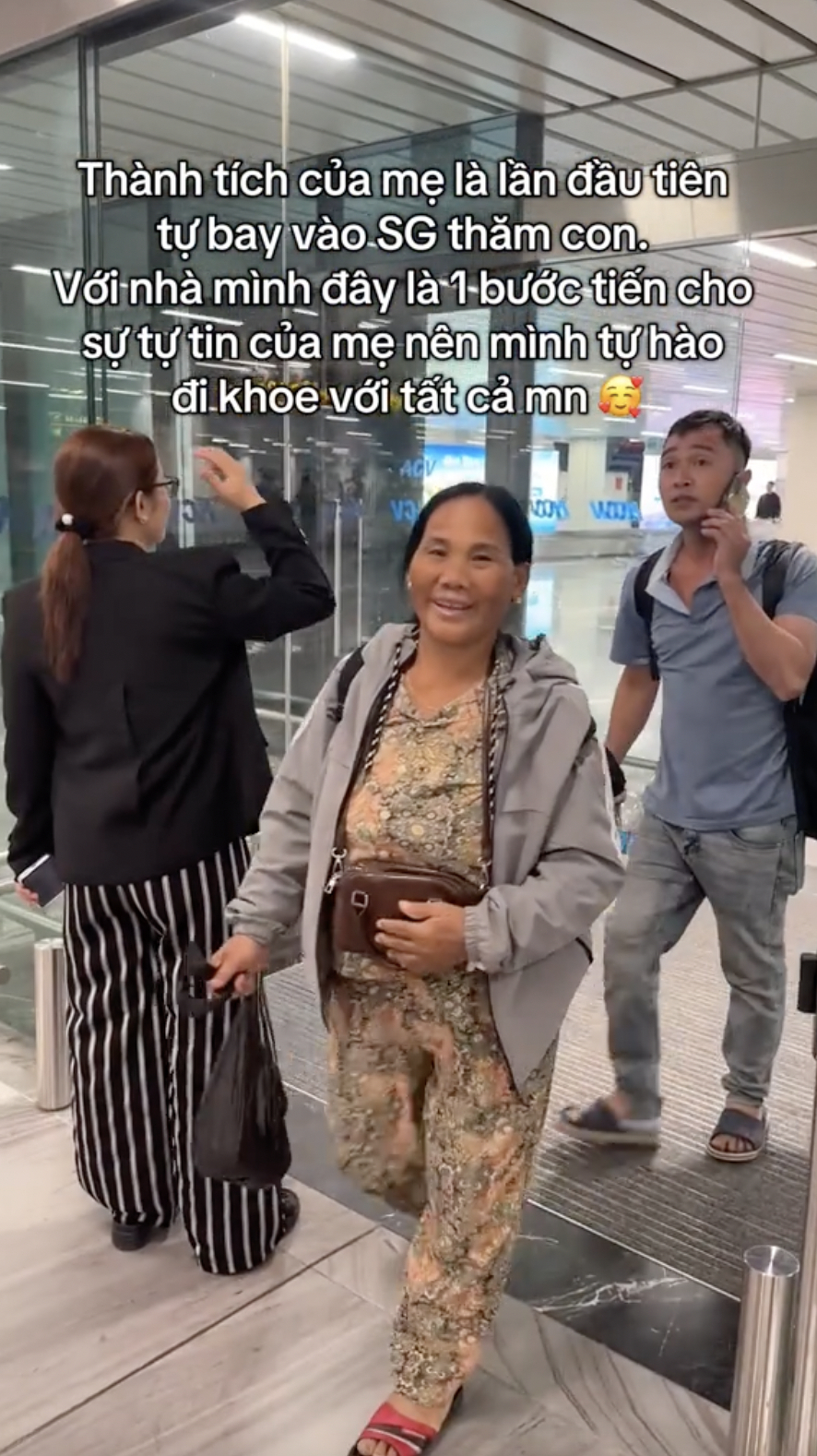 Người mẹ 60 tuổi lần đầu đi m&aacute;y bay một m&igrave;nh từ Nghệ An v&agrave;o TP.HCM: Nổi tiếng sau khi con g&aacute;i flex l&ecirc;n mạng- Ảnh 1.