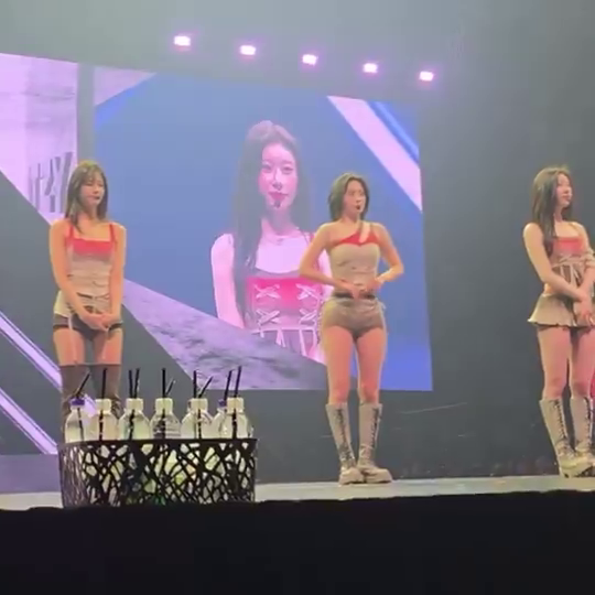 37 triệu người ph&aacute;t hoảng khi nữ ca sĩ v&ocirc; tư l&agrave;m điều &ldquo;nhạy cảm&rdquo; giữa concert- Ảnh 2.