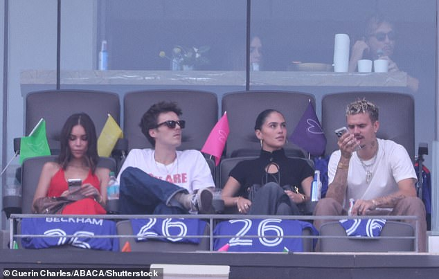 L&oacute;a mắt d&agrave;n sao tề tựu ở chung kết World Cup: Timoth&eacute;e Chalamet kh&oacute;a m&ocirc;i "em ghệ" Kylie Jenner, khiến nh&agrave; Beckham - Beyonc&eacute; -  Rihanna bị lu mờ - Ảnh 8.