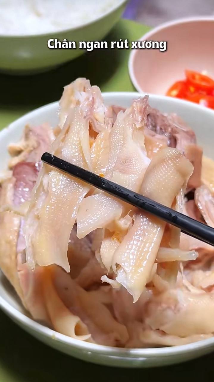 Qu&aacute;n b&uacute;n ngan H&agrave; Nội chuy&ecirc;n nh&igrave;n mặt kh&aacute;ch mới chịu t&iacute;nh tiền, đổi lại đĩa ch&acirc;n r&uacute;t xương ngon kh&oacute; c&oacute; đối thủ- Ảnh 2.