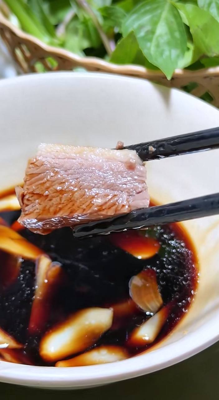 Qu&aacute;n b&uacute;n ngan H&agrave; Nội chuy&ecirc;n nh&igrave;n mặt kh&aacute;ch mới chịu t&iacute;nh tiền, đổi lại đĩa ch&acirc;n r&uacute;t xương ngon kh&oacute; c&oacute; đối thủ- Ảnh 3.