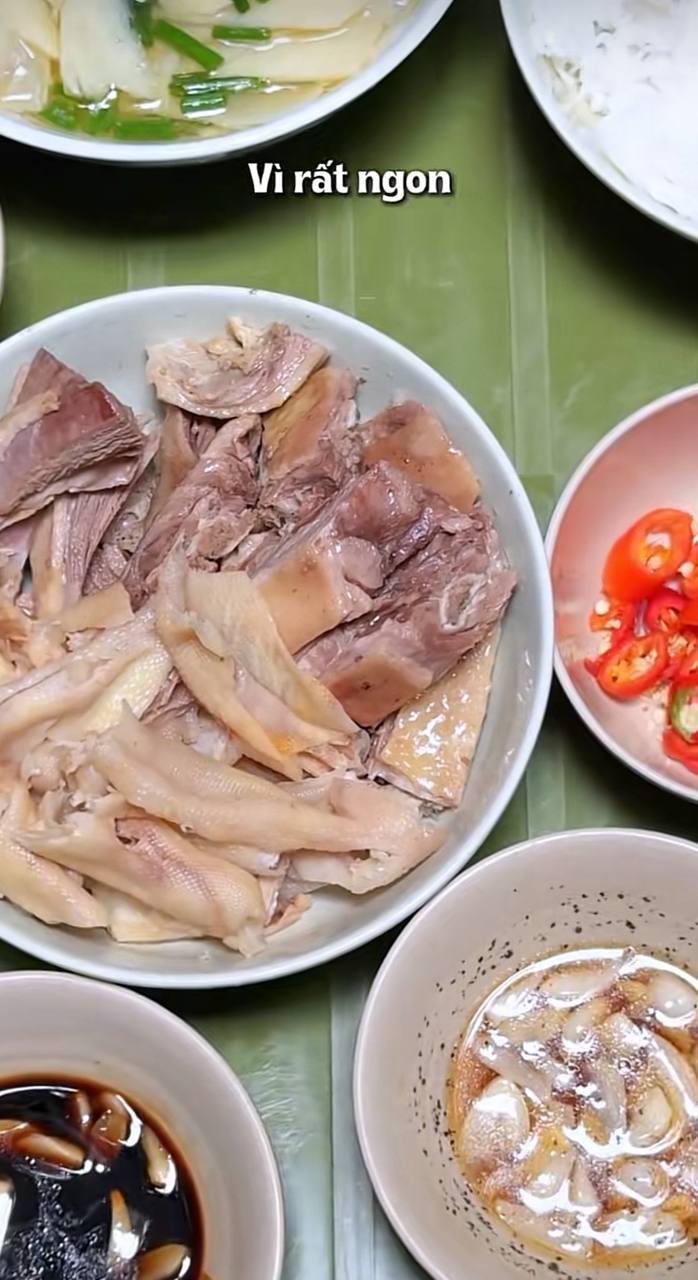 Qu&aacute;n b&uacute;n ngan H&agrave; Nội chuy&ecirc;n nh&igrave;n mặt kh&aacute;ch mới chịu t&iacute;nh tiền, đổi lại đĩa ch&acirc;n r&uacute;t xương ngon kh&oacute; c&oacute; đối thủ- Ảnh 4.