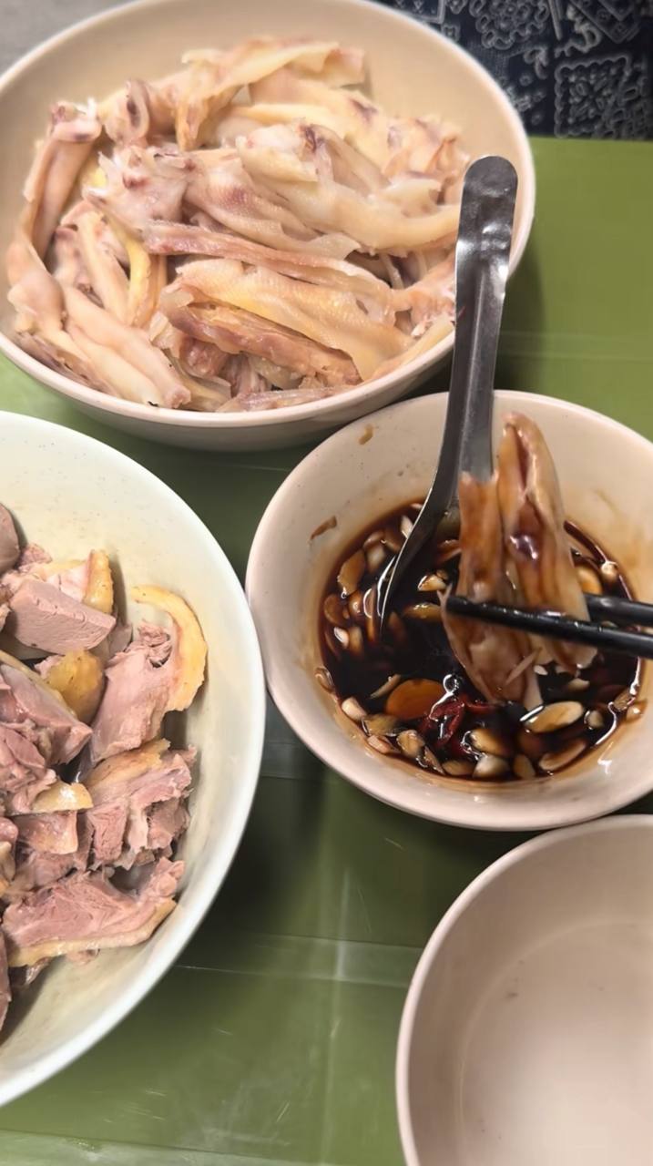 Qu&aacute;n b&uacute;n ngan H&agrave; Nội chuy&ecirc;n nh&igrave;n mặt kh&aacute;ch mới chịu t&iacute;nh tiền, đổi lại đĩa ch&acirc;n r&uacute;t xương ngon kh&oacute; c&oacute; đối thủ- Ảnh 5.