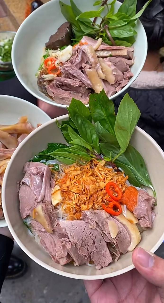 Qu&aacute;n b&uacute;n ngan H&agrave; Nội chuy&ecirc;n nh&igrave;n mặt kh&aacute;ch mới chịu t&iacute;nh tiền, đổi lại đĩa ch&acirc;n r&uacute;t xương ngon kh&oacute; c&oacute; đối thủ- Ảnh 6.